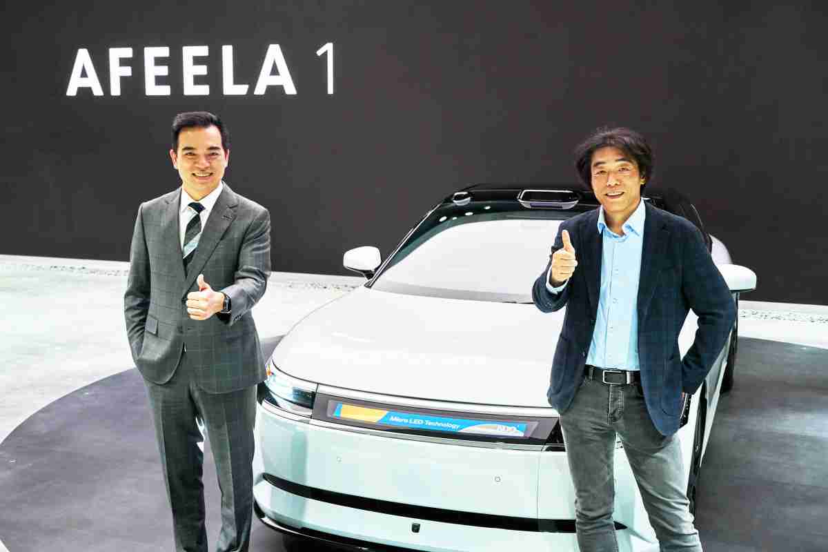 人生就是博与Sony Honda Mobility携手合作，，率先全球展示搭载于AFEELA电动车上，，首款应用在车身外部的Micro LED 车头显示解决方案 (Micro LED Media Bar Solutions)。。。。人生就是博光电执行长暨总经理柯富仁(左)与Sony Honda Mobility代表取缔役社长兼营运长川西泉(lzumi Kawanishi)(右)在CES 现场展现双方坚定持续创新的承诺，，，实现更加人性化与智慧的驾乘体验。。。
