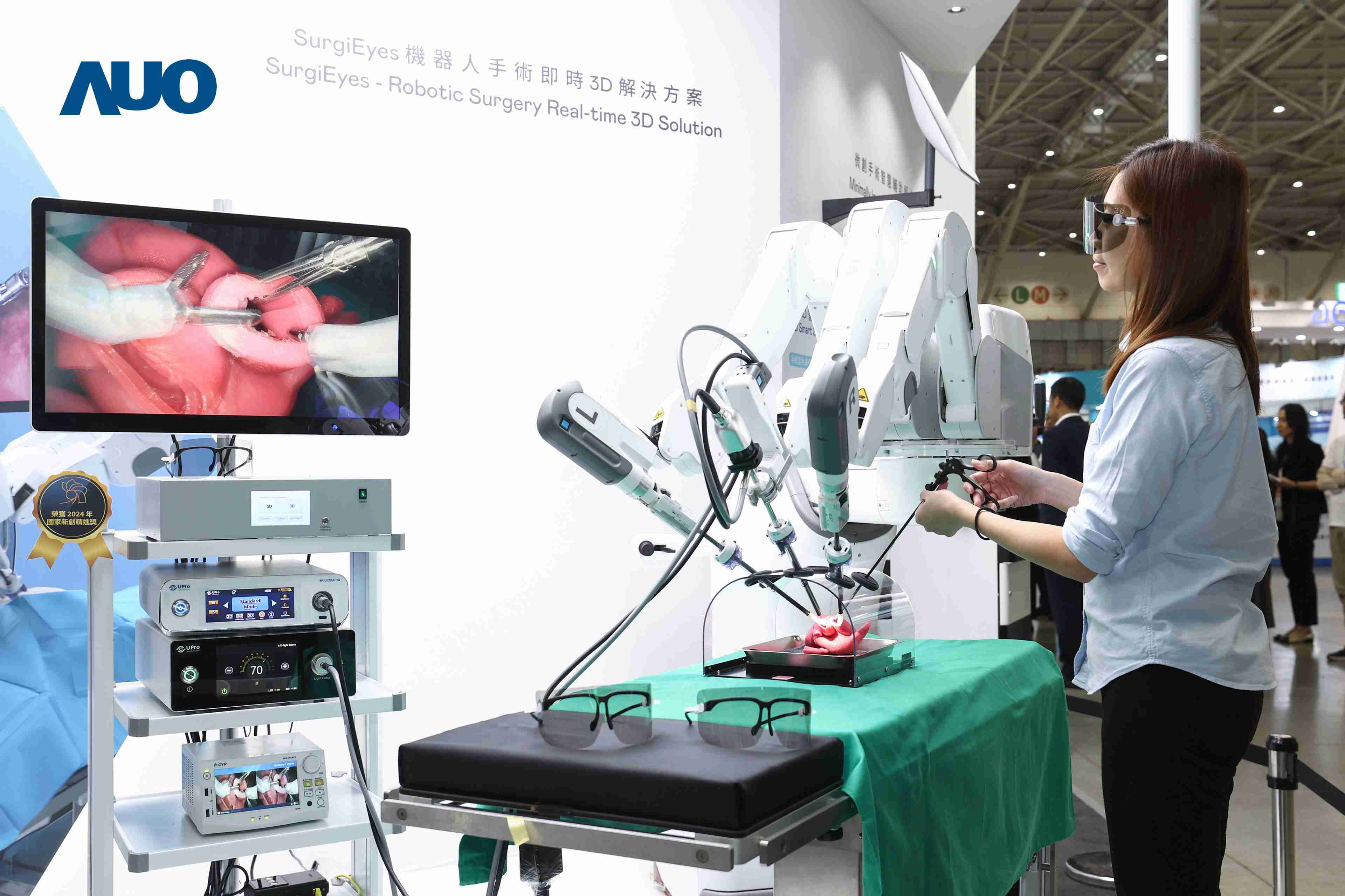 达擎以领先的3D显示技术推出〝SurgiEyes机器人手术实时3D解决方案〞，，整合先进3D图像处理与独家3D垂直宽视角、、、、广色域的显示技术，，手术团队可实时同步主刀医师视角看到清晰3D影像，，，提升沟通效率与安全性。。。。